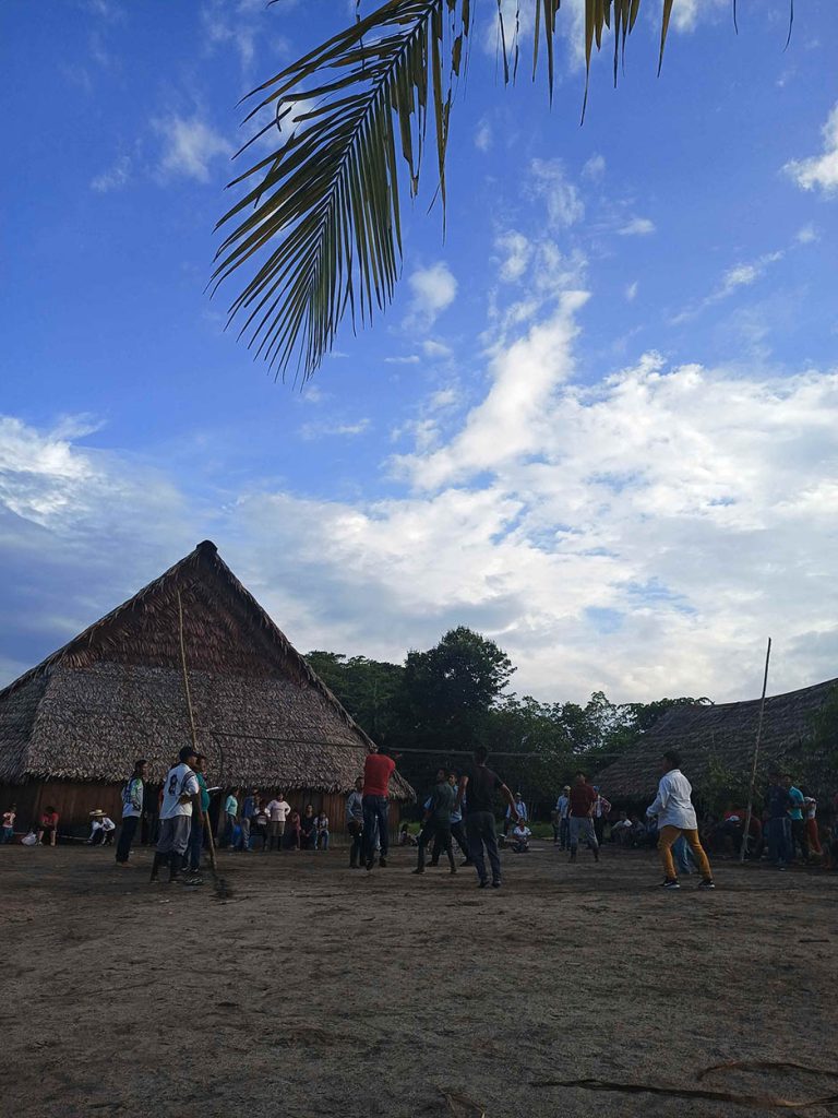 reunión en malocas galería pueblo andoke