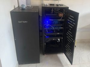 baterías para energía sostenible y mejora tecnológica del pueblo andoke